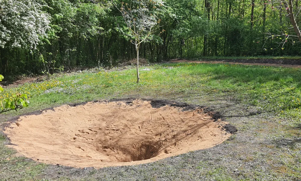 future mare recouverte d'une couche de sable