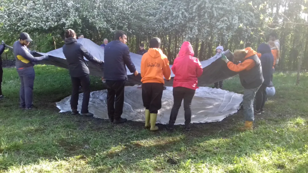 Dépose d'un géotextile et d'une bâche étanche pour créer une mare